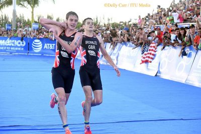 Alistair Brownlee helps exhausted brother, Jonny, finish dramatic Triathlon World Series finale