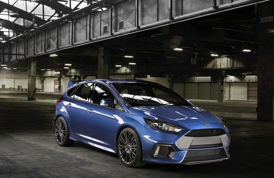 The blue Ford Focus RS, equipped with all-wheel-drive, is parked in a warehouse.