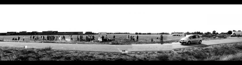 A panorama shot, showing all the extras in position for the shoot. Photo from La Planete Rouge.
