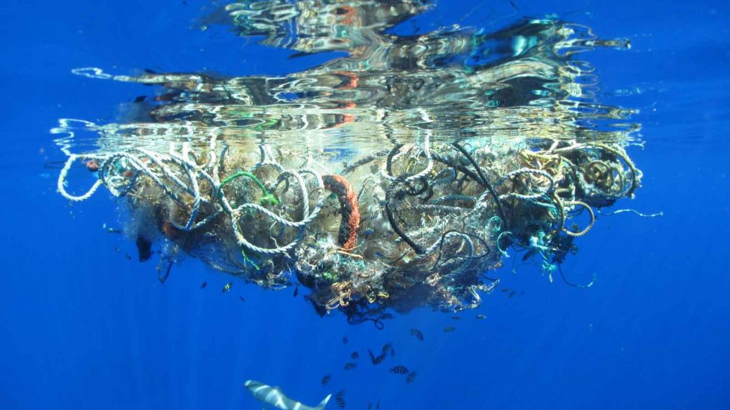 A large amount of garbage floating in the ocean can be tackled efficiently with the Ocean Cleaning System.