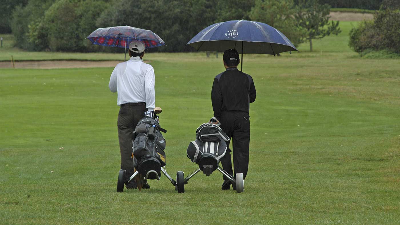 Top 8 tips for playing golf in the rain
