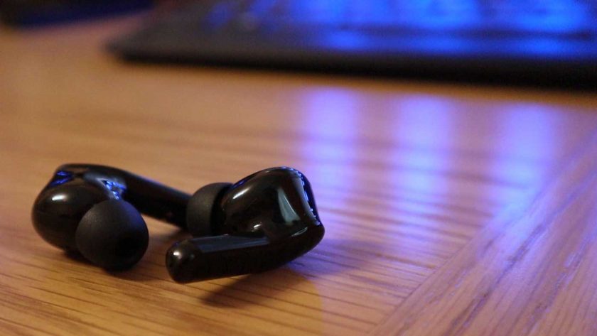 Zendure ZenPods in black with a stylish gloss finish.