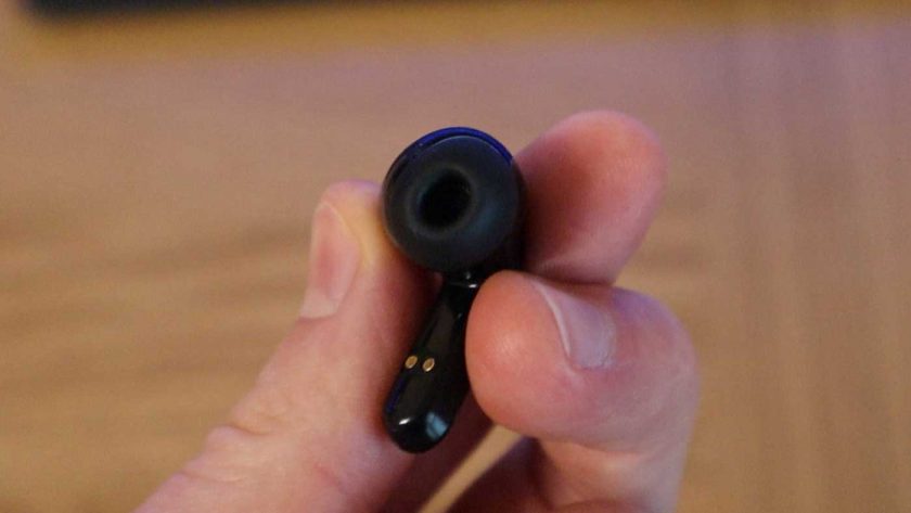 Front view of the Zendure ZenPods in black with the medium-sized oval tip.