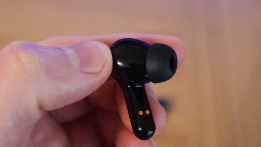 Side view of the Zendure ZenPods in black with the medium-sized oval tip.