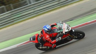 Jenny Tinmouth racing a Superbike