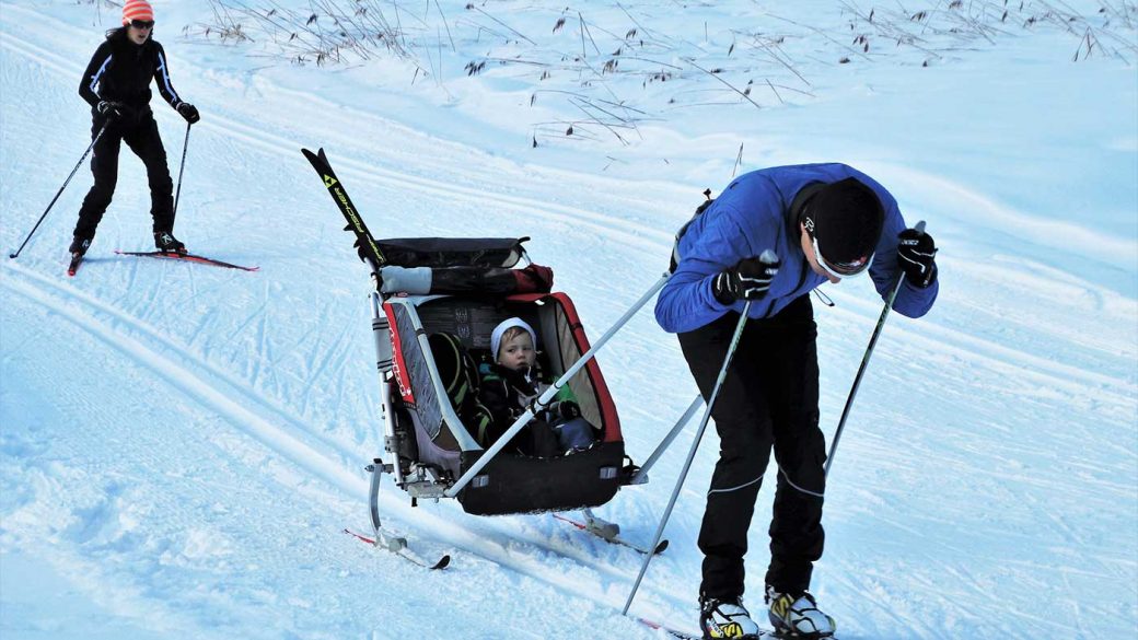 A family with kids skiing together