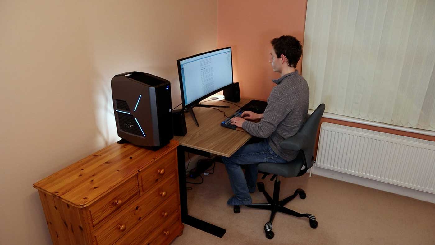 Using the Fully Remi standing desk in a medium half-sitting position with the HÅG Capisco