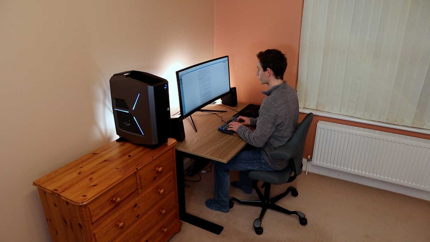 Using the Fully Remi standing desk in a low half-sitting position with the HÅG Capisco