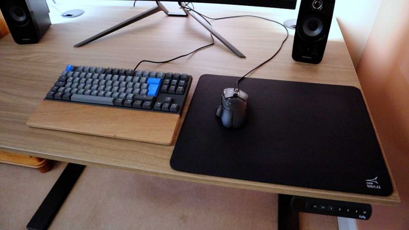The oak laminate desktop of the Fully Remi is well made with a beautiful wood grain