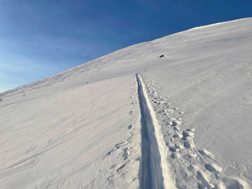 During the ascent, Kilian let Lewis take the existing track for easier effort