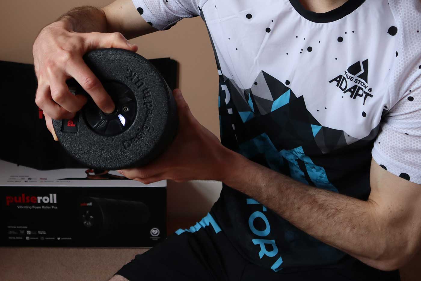 Oporating the Pulseroll Vibrating Foam Roller Pro using the power button