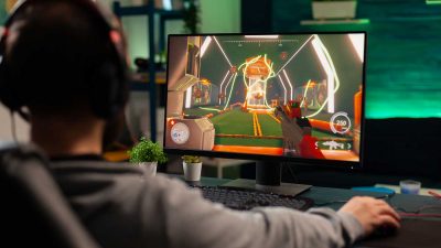 Gamer using a proxy server to prevent cyberattacks while online gaming