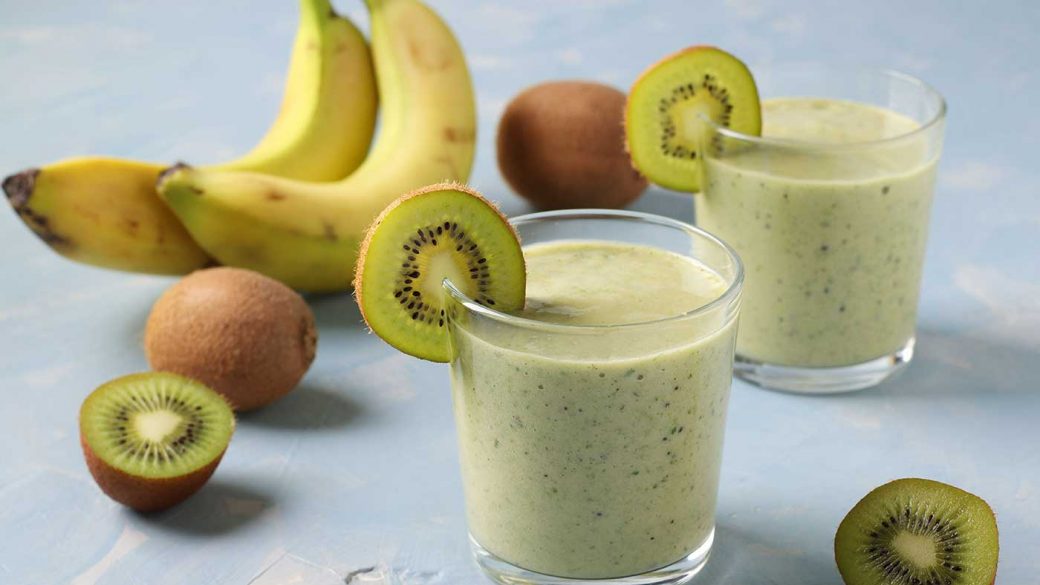Banana and kiwi breakfast smoothie